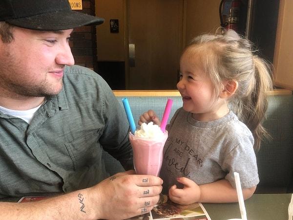 15. "Babam ve ben hep milkshake almaya giderdik. Kızımla beraber ilk milkshake'imizi paylaşıyoruz."
