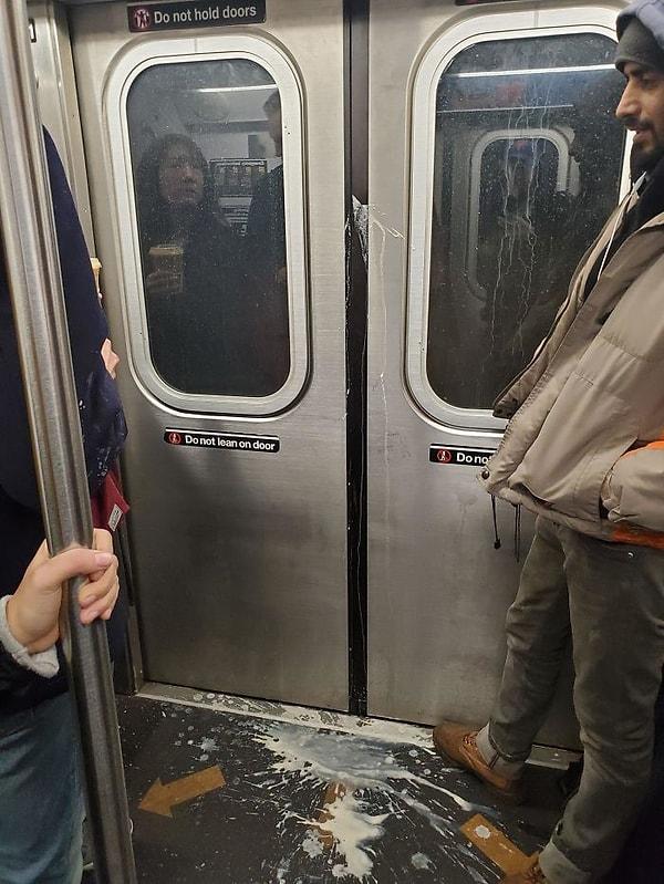 20. Metro kapılarının kapanmasını kahvesiyle engelleyen(?) bir arkadaşın gazabına uğramak tatsız olmalı...