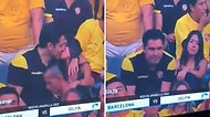 Maçta Yasak Aşkını Öperken Dev Ekranda Yakalanan ve Suçu Yorum Yazan Kadınlarda Arayan Adam