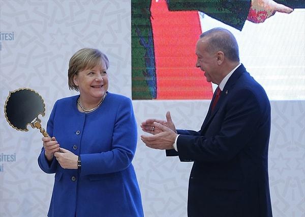 Önce aynaya, ardından salona bakan Merkel'in mutluluğu görülmeye değerdi
