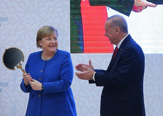 Önce aynaya, ardından salona bakan Merkel'in mutluluğu görülmeye değerdi
