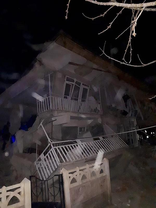 Elazığ'ın Sivrice ilçesinde meydana gelen 6.5 büyüklüğündeki depremde yıkılan binalarla birlikte çok sayıda insan zor durumda kaldı.