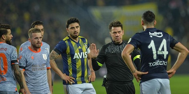 45.dakikada ceza sahasında Tolga Ciğerci ile Caiçara arasında yaşanan pozisyonda hakem Fırat Aydınus penaltı kararı verdi. Daha sonra VAR monitöründen pozisyonu izleyen Aydınus kararını iptal etti.