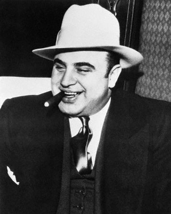 6. 1986'da 30 milyon insan Al Capone'nin gizli kasasının açılışına tanık olmuş ve sadece çamur ve boş kaçak içki  şişeleriyle karşılaşmışlardır.