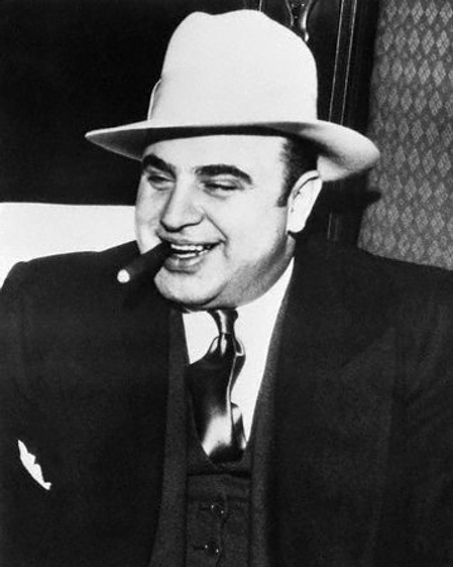 6. 1986'da 30 milyon insan Al Capone'nin gizli kasasının açılışına tanık olmuş ve sadece çamur ve boş kaçak içki şişeleriyle karşılaşmışlardır.