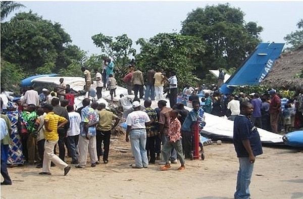 12. 2010 yılında Kongo'da bir uçak, içinde kaçırılan timsahın serbest kalması ve yolcuları korkutması sonucu düşmüştür.