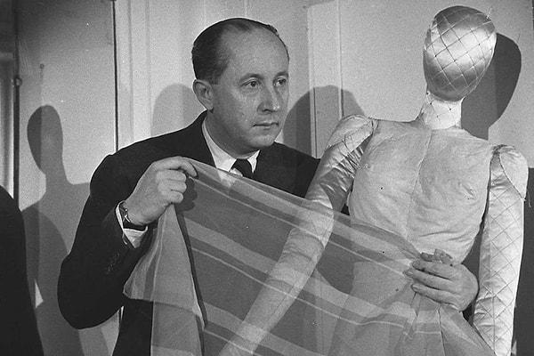 13. Christian Dior: Kadınların vücut kıvrımlarını belirginleştiren ve ortaya çıkartan ince belli korselerin, korsajların, büstiyerlerin, vatkaların ve jüponların yer aldığı tasarımlarıyla dünya çapında ilgiyi toplamayı başarmıştır.