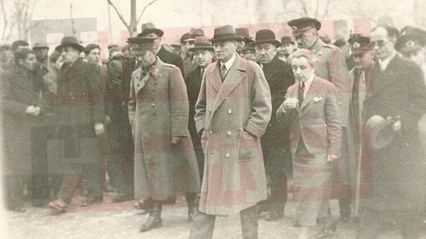 Kalabalık içinde düşünceli tavrıyla kendini belli eden Mustafa Kemal Atatürk, yine çok şık...