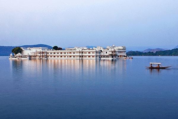 7. James Bond filmlerinden Octopussy'nin geçtiği Hindistan'da bulunan 'Taj Gölü Oteli'