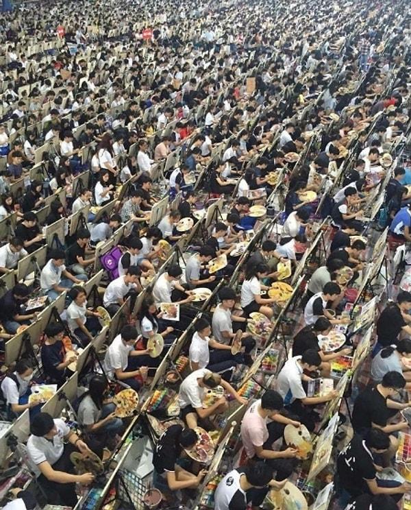 5. İçinizde hala Çin'in kalabalık olmadığını düşünenleriniz varsa sanat okulunda sınava giren öğrencilere bakmanızı tavsiye ederiz.