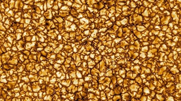 Çekilen fotoğraflarda Güneş'in yüzeyinde, her biri Fransa'nın yüzölçümü büyüklüğünde, 6.000 derece sıcaklığa sahip altın renkli tanecikler görünüyor.