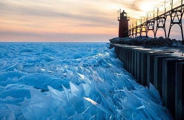 10. Michigan Gölü'ndeki donmuş dalgalar...