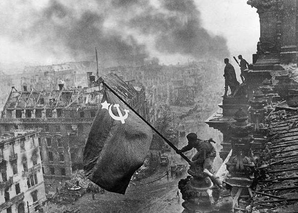 Hitler komutanlarına Stalingrad'ın en kısa sürede alınması için büyük baskı uyguluyor, Stalin ise bölgedeki birliklere kanlarının son damlasına kadar orada kalmalarını emrediyordu.