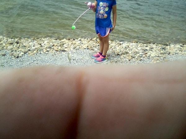 11. "Geçtiğimiz yaz babam kızımı balık tutmaya götürdü. Paylaştığı tek fotoğraf da bu."