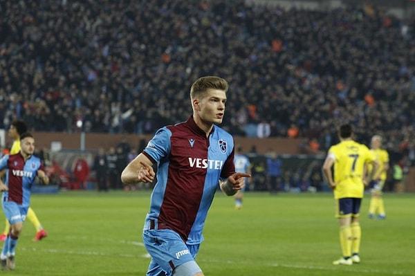 15. dakikada Trabzonspor'da Ekuban'ın sol kanattan içeri yaptığı ortada Alexander Sörloth, topu kontrol eder etmez yaptığı vuruş sonucunda takımına beraberliği getirdi: 1-1.
