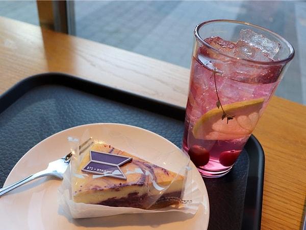BTS temalı diğer yiyecek ve içecek ise; Purple Berry Cheesecake ve Blooming Purple Vin Chaud: