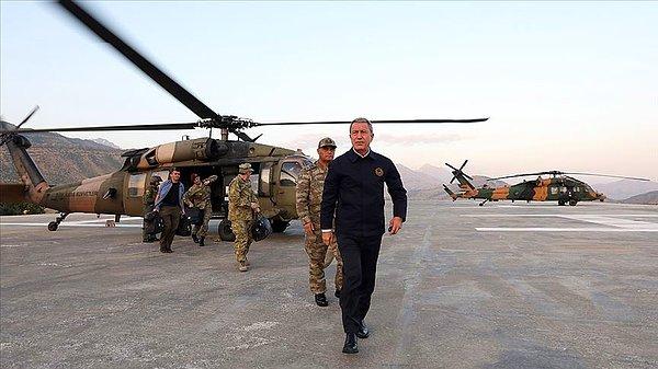 Milli Savunma Bakanı Akar Suriye sınırında