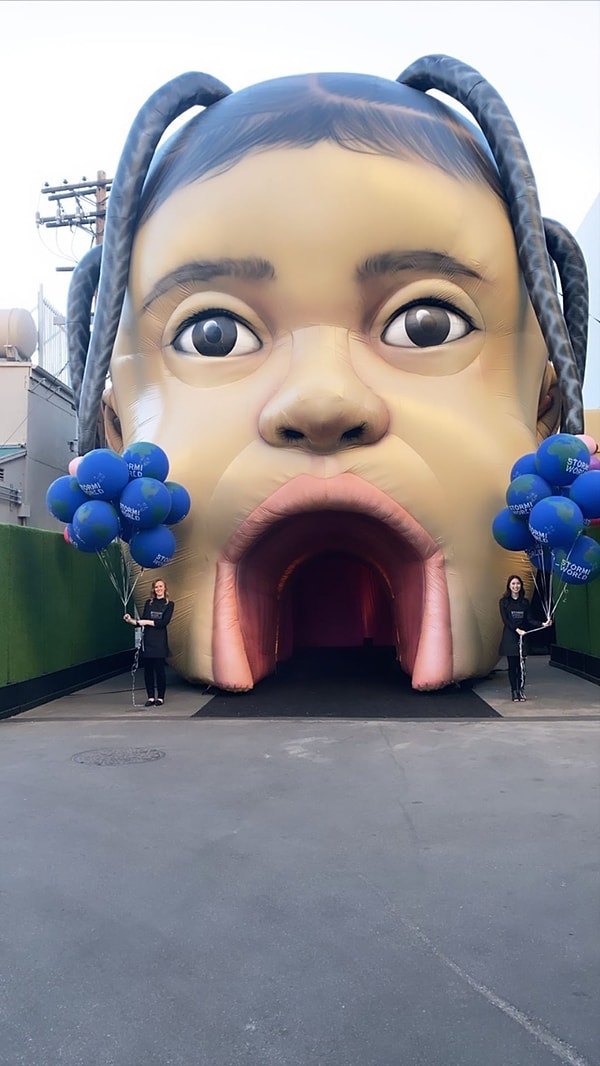 Но день рождения Сторми, конечно, не могло обойтись простым поздравлением в соцсети, и Кайли устроила огромную вечеринку для своей дочери, как и в прошлом году.