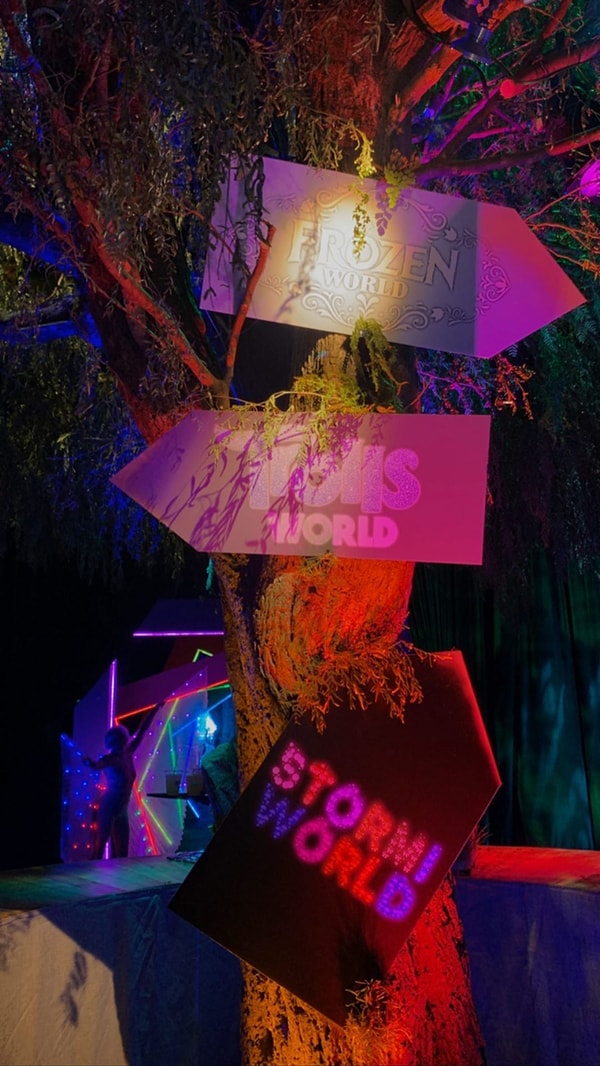 Масштабы вечеринки в этом году были настолько большими, что внутри была помещена карта. На карте есть три региона: Мир троллей, Ледяной мир и Мир Сторми.