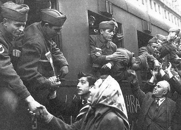 8. Güney Kore'ye uğurlanan askerler, İstanbul, 1950.
