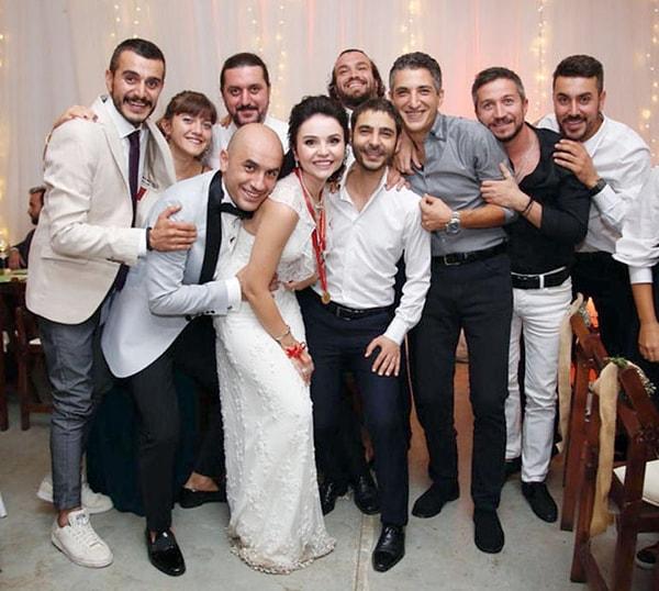 Meslektaşı Cansu Diktaş ile yedi yıldır devam eden ilişkisini 2018 yılının Eylül ayında nikah masasına taşıdı ve çift İstinye’deki bir restoranda düzenlenen kır düğünüyle evlendi.