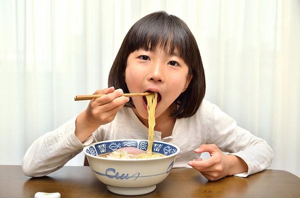 4. Japonya'da ve Çin'de, insanlar yemek yerken ağızlarını şapırdatır.