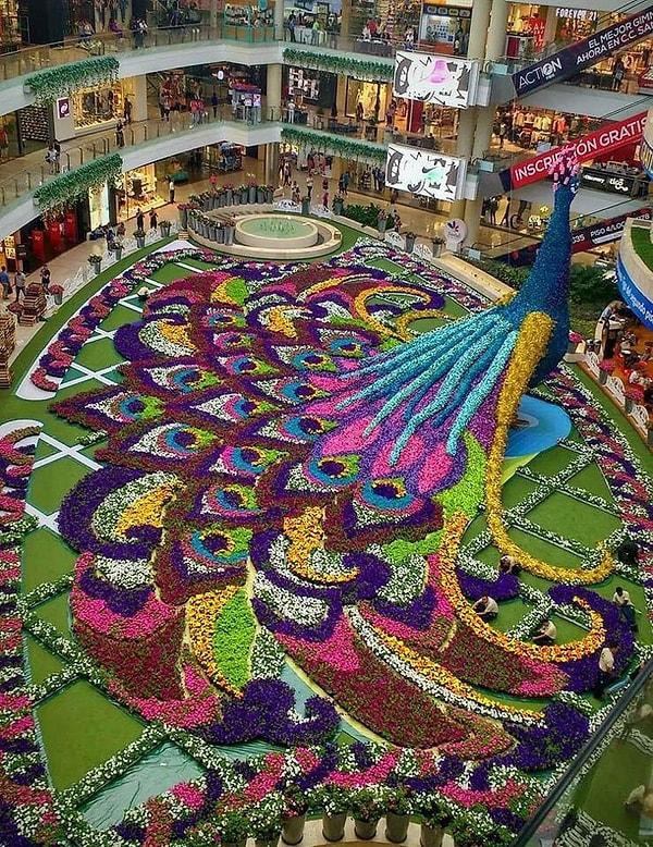 19. Kolombiya'nın Medellin şehrindeki bir alışveriş merkezindeki bu çiçek düzenlemesi.