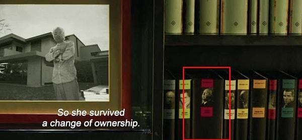 2. Park'ların evindeki raflardan birinde Bong Joon Ho'nun favorisi olan ve Parazit'te ilham aldığı Alfred Hitchcock filmleri serisi bulunuyor.