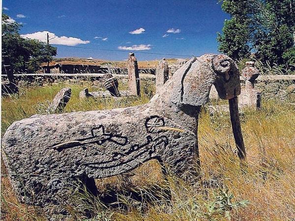 19. yüzyılda tekrar keşfedilene kadar unutulan, Eski Ahit'te bıraktıkları Ararat ismi dışında insanlığın belleğinden uzun yıllar uzak kalan bir uygarlıktı.