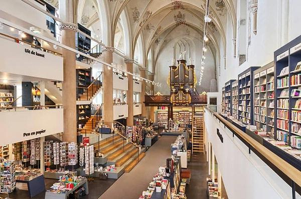 17. Hollanda'da kilise olarak kullanılan bu yer ise şimdilerde bir kitapçı...