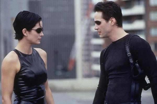 Reeves'in yanı sıra, Carrie-Anne Moss da Trinity rolü ile 'The Matrix'e geri dönüyor.