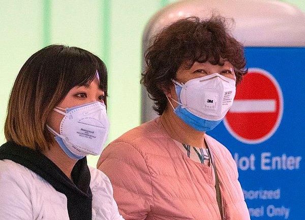 Yüzlerce kişinin ölümüne yol açan virüs yayılmaya devam ederken, insanlar kendilerini ellerinden geldiğince maskelerle korumaya çalışıyorlar.