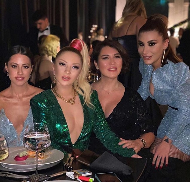 Şimdi biraz bakalım düğüne gelenlere...