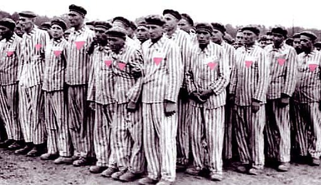 20 Ocak 1942’de ana kampta 22 eşcinsel erkek olduğu ve aynı yılın Ağustos ayında tüm Auschwitz kompleksinde 28 eşcinselin bulunduğu biliniyor.