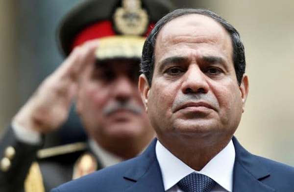 Abdülfettah Sisi’nin cumhurbaşkanlığı döneminden itibaren daha da gelişmeye başlayan ordunun bu kadar güçlenmesinin altında, Sisi’nin darbe olasılığına karşı kendini koruma içgüdüsü de yatıyor.