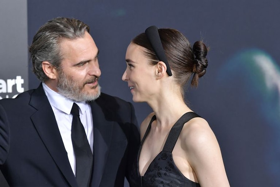 Bize De Nasip Olur Mu Hollywood Un Gozde Cifti Joaquin Phoenix Ve Rooney Mara Nin Hayran Hayran Bakacaginiz Iliskisi Onedio Com