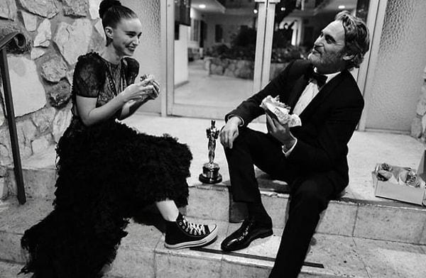 “En İyi Erkek Oyuncu” dalında Oscar kazanan Joaquin Phoenix, ödül sonrası nişanlısıyla kaldırımda hamburger yiyerek ödülünü kutladı!