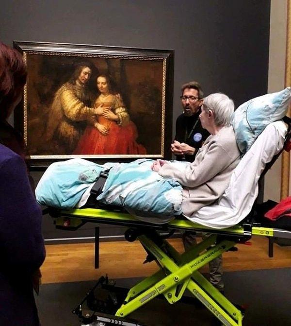 16. "Hollanda'da bulunan Dilek Tut Vakfı, insanların son dileklerini yerine getirmelerine yardımcı oluyor. Bu yaşlı kadın ise onlar sayesinde Rijksmuseum'daki en sevdiği tabloya doya doya baktı."