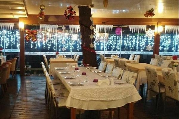 1. Riva Mavilla Restaurant'ta Denize Nazır Sevgililer Günü Yemeği ve Konaklama