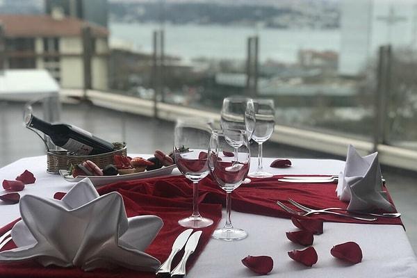 12. Boğaz Manzaralı Point Hotel Taksim'de Canlı Müzik Eşliğinde Sevgililer Gününe Özel Akşam Yemeği + Konaklama Seçeneği