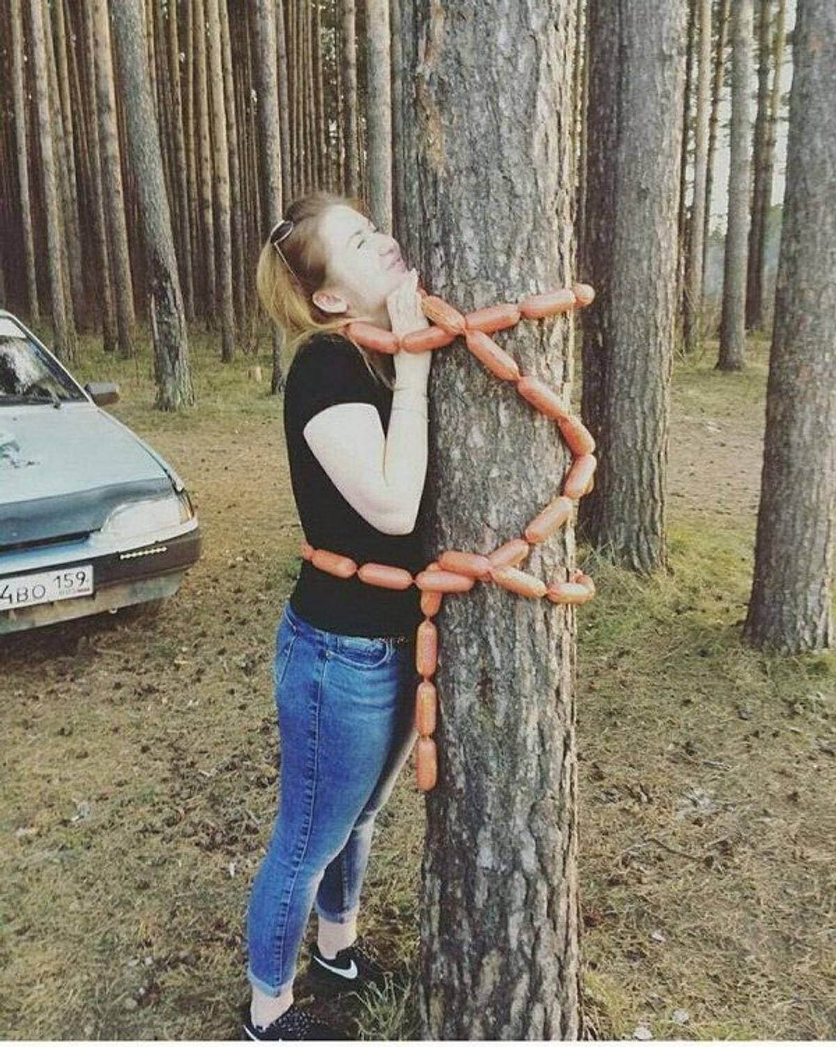 Покажи привязанных девочек. Девушка привязана к дереву. Привязанная к дереву девочка.