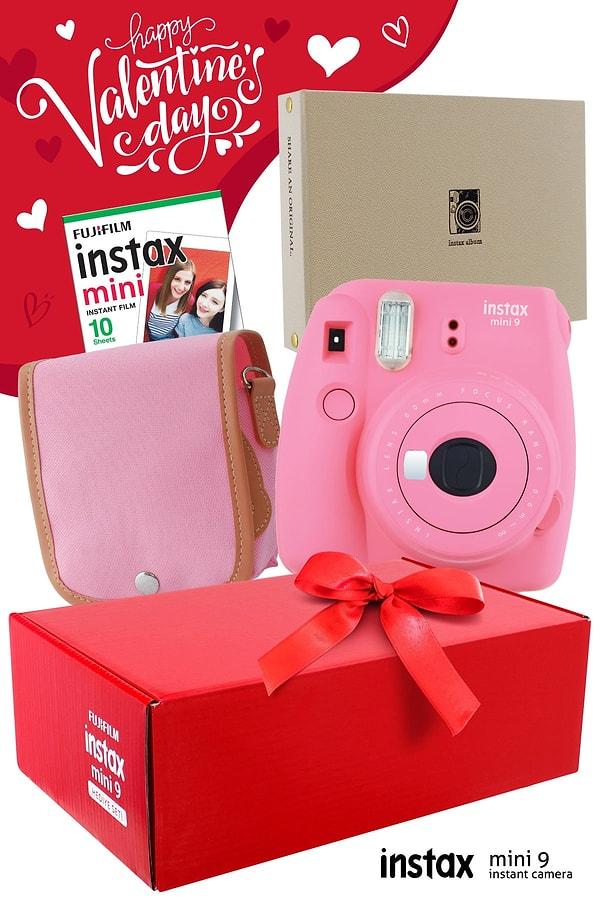 2. En güzel anlarınızı şipşak fotoğraflamak için bu Instamax Mini fotoğraf makinesini alabilirsiniz.