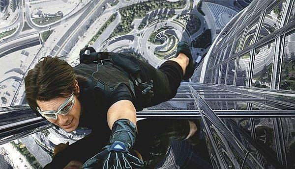 7. Tom Cruise, 'Ghost Protocol' filmi için Dubai'de, dünyanın en uzun binası olan Burj Khalifa'ya tırmandı.