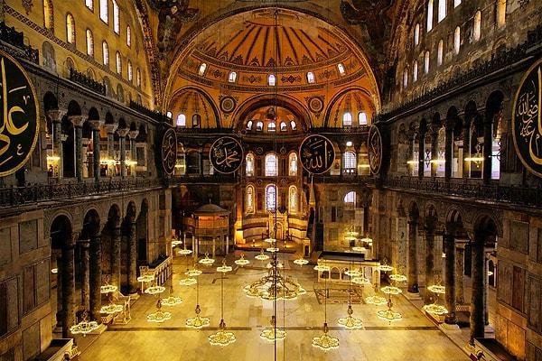 1. Ayasofya: Doğu Roma İmparatorluğu’nun İstanbul’a yaptığı en büyük kilise. Benzersiz bir mimarisi olan Ayasofya'dan kitapta şöyle bahsediliyor: "Belki de inşa edilmiş en mükemmel bina"...