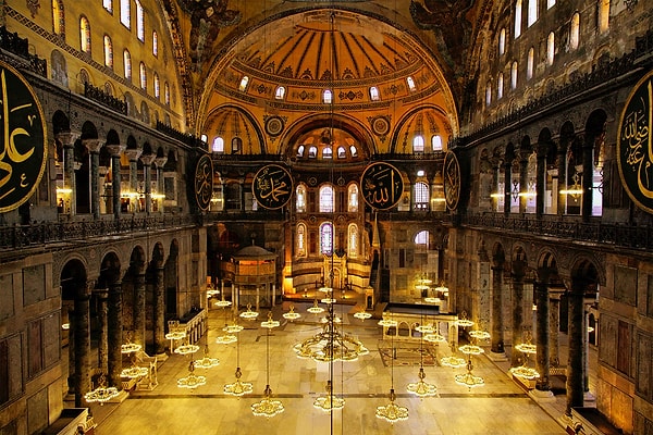 1. Ayasofya: Doğu Roma İmparatorluğu’nun İstanbul’a yaptığı en büyük kilise. Benzersiz bir mimarisi olan Ayasofya'dan kitapta şöyle bahsediliyor: "Belki de inşa edilmiş en mükemmel bina"...