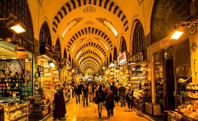5. Mısır Çarşısı: Hem Bizans hem de Osmanlı döneminde Doğu ile Batı'nın müthiş bir sentezi olan en hareketli ticaret merkezi olmuştu. O zamanlar pek çok ürün Mısır'dan geldiği için ismine Mısır Çarşısı denmiş.