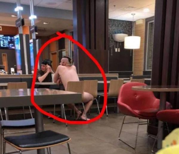 1. McDonalds'a çıplak gelen adam