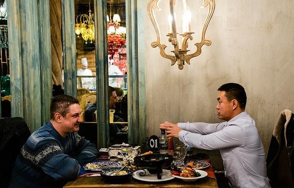 8. Çin'de bir kafeye gidip, hiçbir şey yemeden oturmayın.