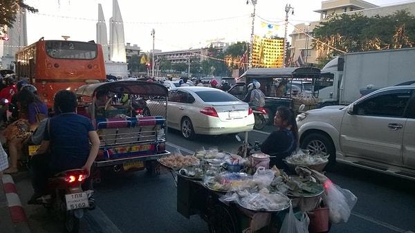 21. Bangkok'ta trafikte sıkıştıysanız yol kenarındaki satıcılardan atıştırmalık bir şeyler alabilirsiniz.