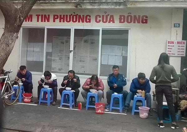 28. Vietnam'da sokak kafeleri oldukça popülerdir.